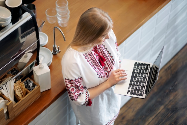 mujer joven, llevando, bordado, camisa