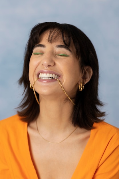 mujer joven, llevando, cadena, collar