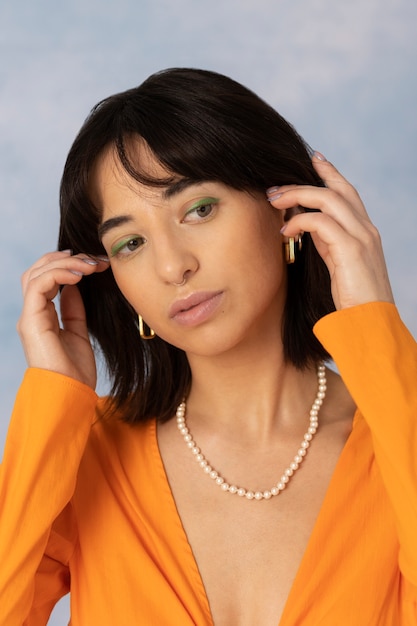 mujer joven, llevando, cadena, collar