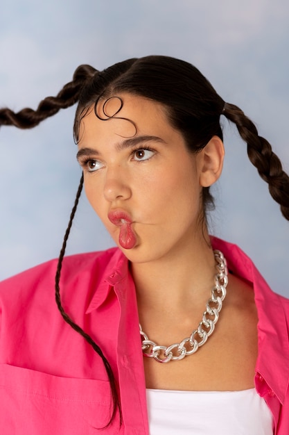 mujer joven, llevando, cadena, collar