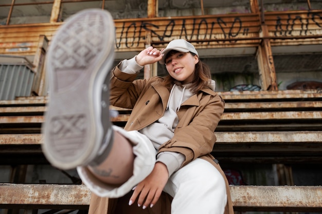 mujer joven, llevando, camionero, sombrero