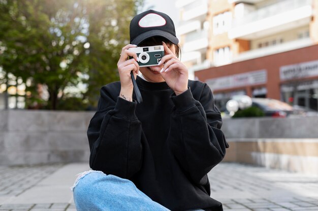 Foto gratuita mujer joven, llevando, camionero, sombrero