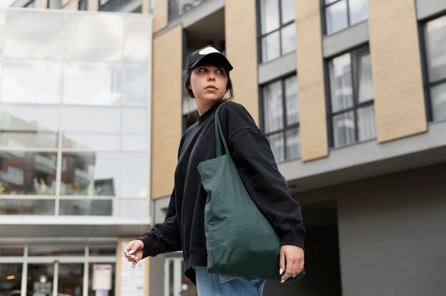 mujer joven, llevando, camionero, sombrero