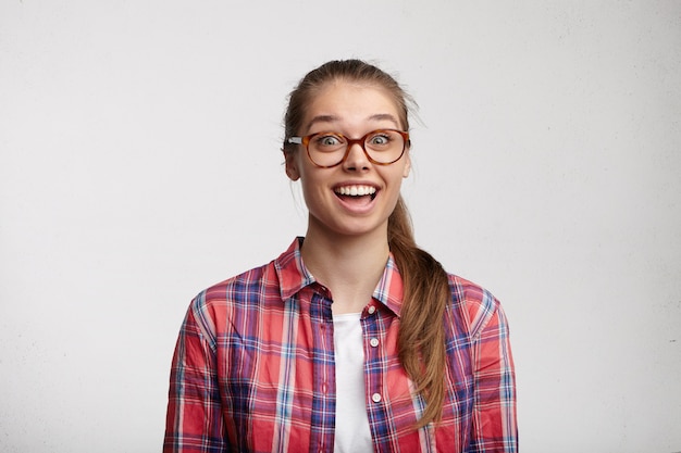 Mujer joven, llevando, camisa a rayas, y, anteojos