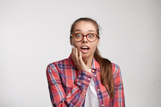 Mujer joven, llevando, camisa a rayas, y, anteojos