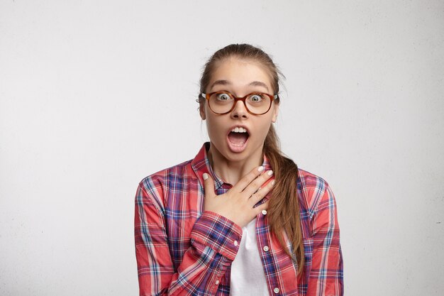 Mujer joven, llevando, camisa a rayas, y, anteojos