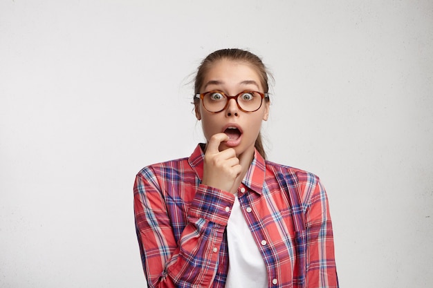 Foto gratuita mujer joven, llevando, camisa a rayas, y, anteojos