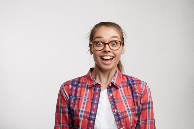 Mujer joven, llevando, camisa a rayas, y, anteojos