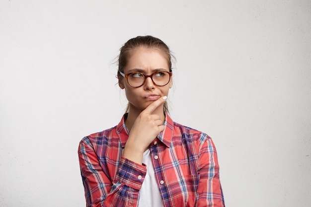 Mujer joven, llevando, camisa a rayas, y, anteojos