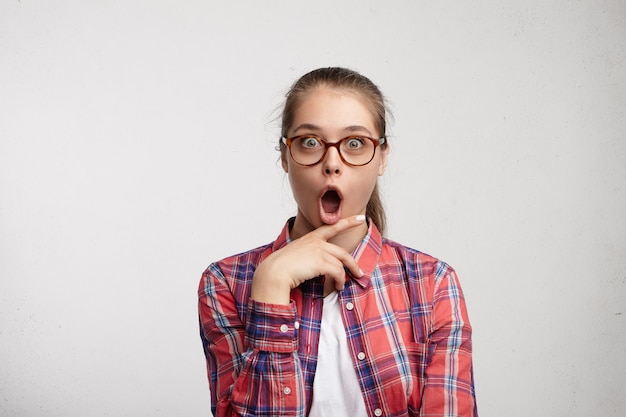 Mujer joven, llevando, camisa a rayas, y, anteojos