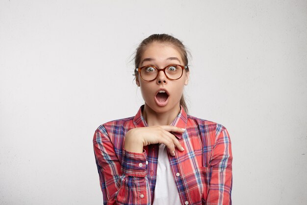 Mujer joven, llevando, camisa a rayas, y, anteojos