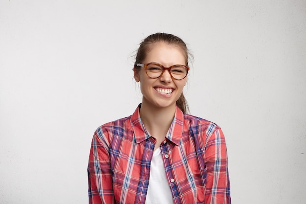 Mujer joven, llevando, camisa a rayas, y, anteojos