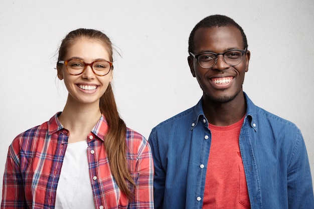 Foto gratuita mujer joven, llevando, camisa a rayas, y, anteojos