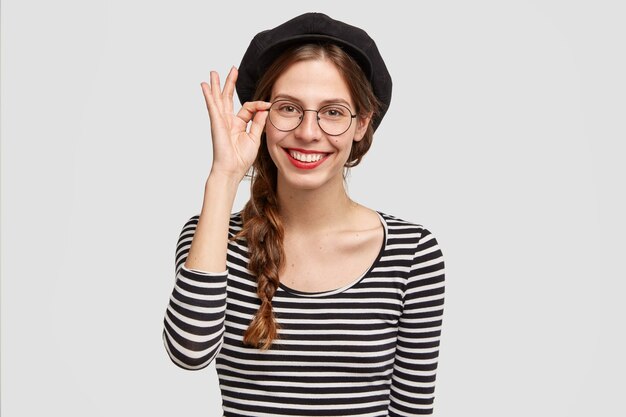 Mujer joven, llevando, camisa a rayas, y, boina