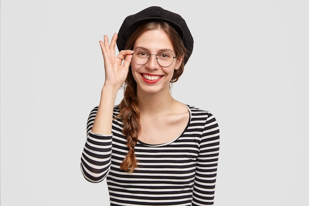 Mujer joven, llevando, camisa a rayas, y, boina