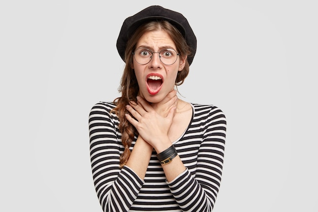 Mujer joven, llevando, camisa a rayas, y, boina