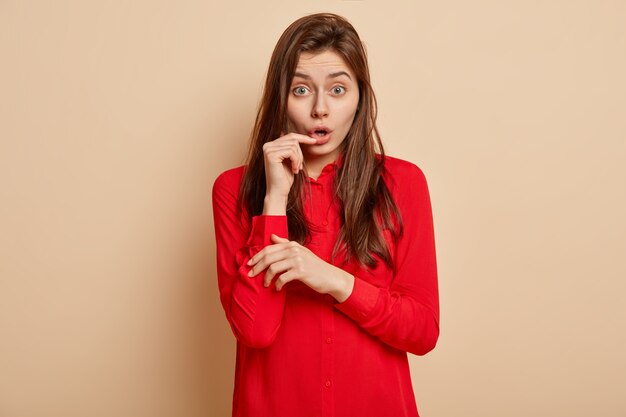 Mujer joven, llevando, camisa roja