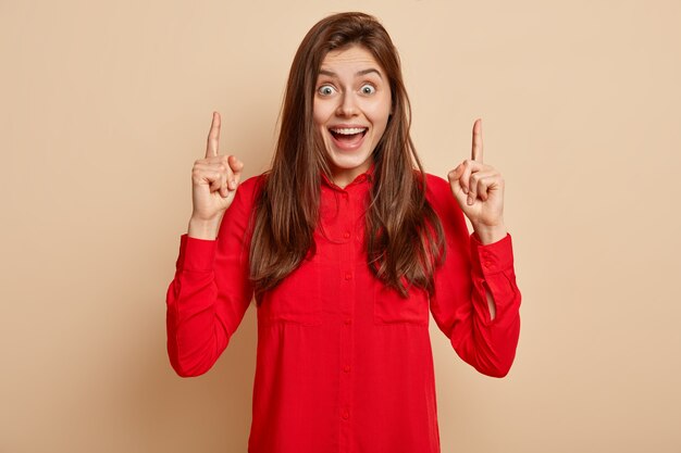 Mujer joven, llevando, camisa roja