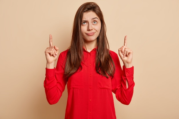 Mujer joven, llevando, camisa roja