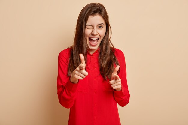 Mujer joven, llevando, camisa roja