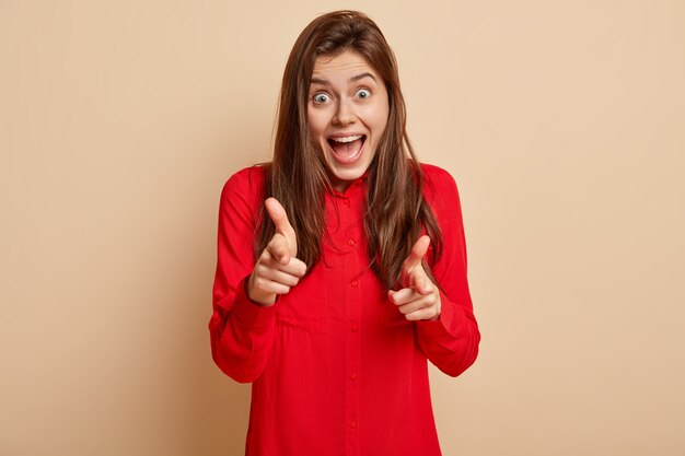 Mujer joven, llevando, camisa roja