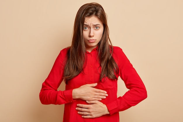 Mujer joven, llevando, camisa roja