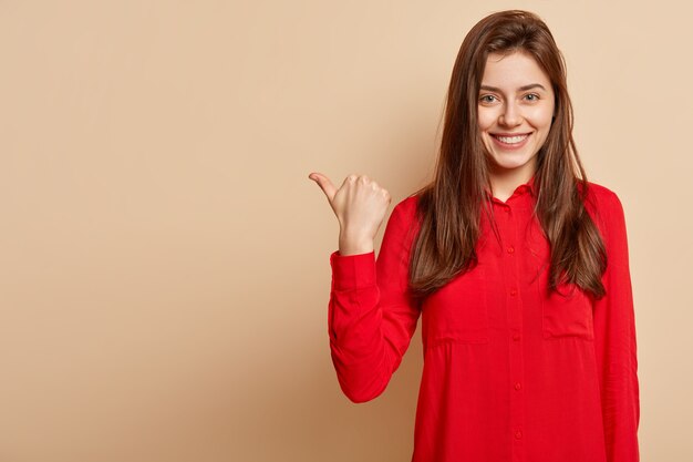 Mujer joven, llevando, camisa roja