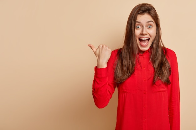 Mujer joven, llevando, camisa roja