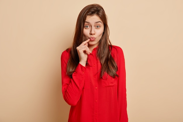 Mujer joven, llevando, camisa roja