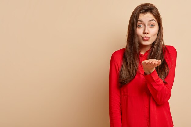 Mujer joven, llevando, camisa roja