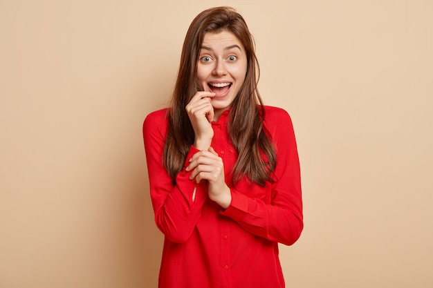 Mujer joven, llevando, camisa roja