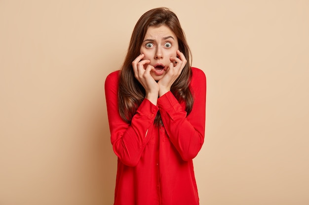 Mujer joven, llevando, camisa roja