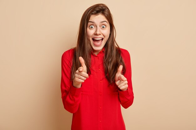 Mujer joven, llevando, camisa roja