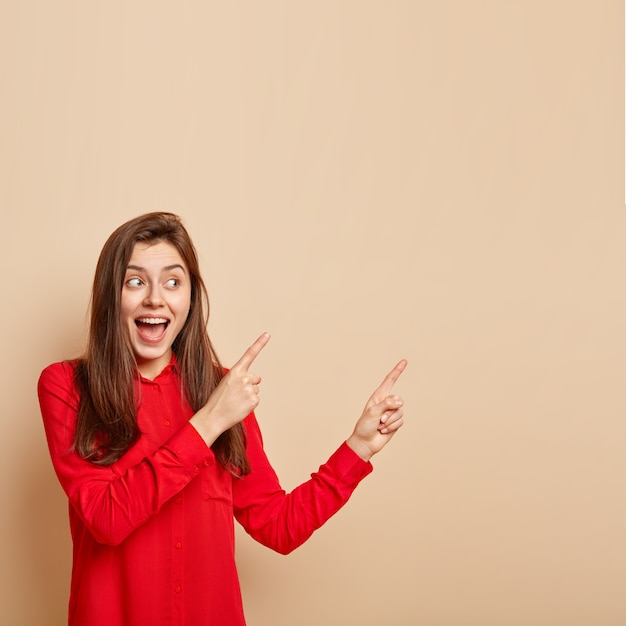 Mujer joven, llevando, camisa roja