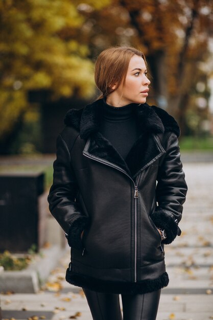 Mujer joven, llevando, chaqueta, ambulante, exterior