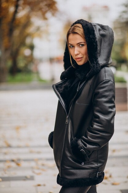 Mujer joven, llevando, chaqueta, ambulante, exterior