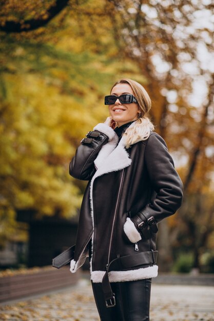 Mujer joven, llevando, chaqueta, ambulante, exterior