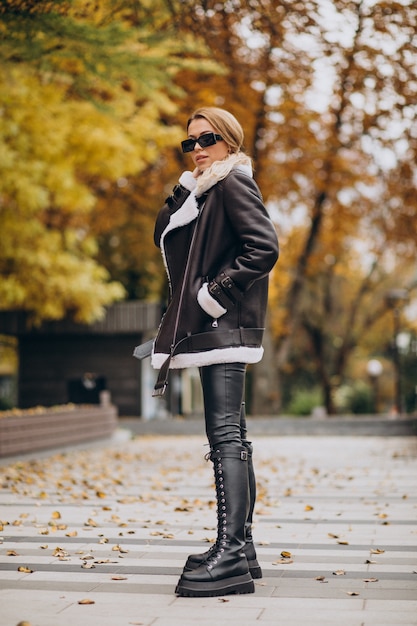 Mujer joven, llevando, chaqueta, ambulante, exterior