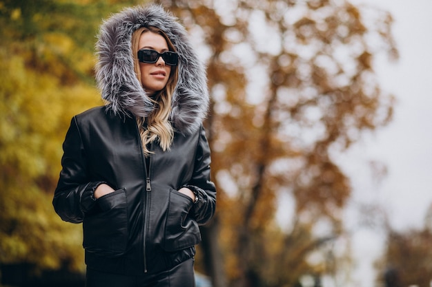 Mujer joven, llevando, chaqueta, ambulante, exterior