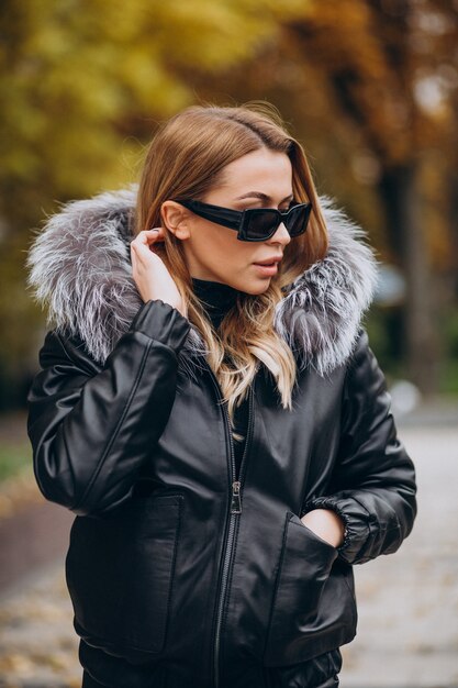 Mujer joven, llevando, chaqueta, ambulante, exterior