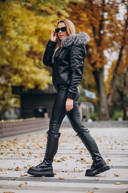 Mujer joven, llevando, chaqueta, ambulante, exterior