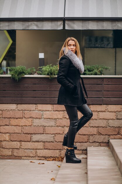 Mujer joven, llevando, chaqueta, ambulante, exterior