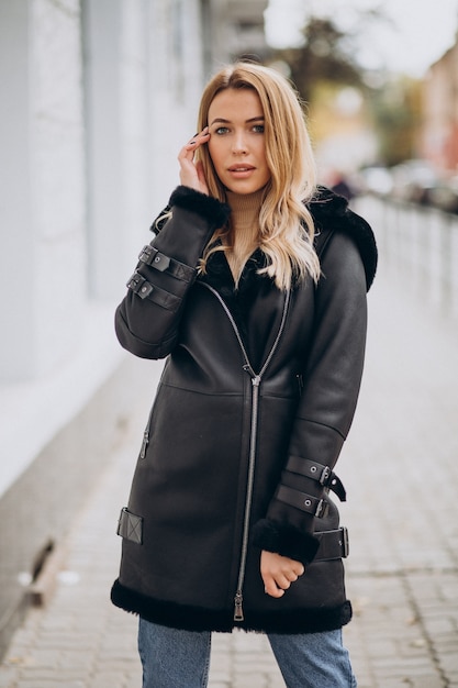 Mujer joven, llevando, chaqueta, ambulante, exterior