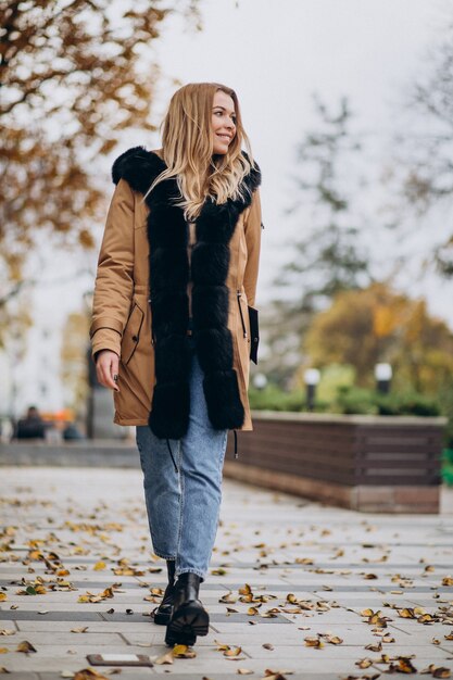 Mujer joven, llevando, chaqueta, ambulante, exterior