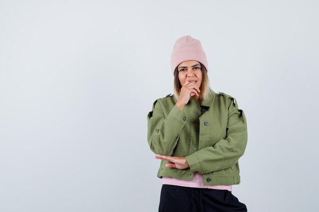 Mujer joven, llevando, un, chaqueta, y, un, sombrero rosa