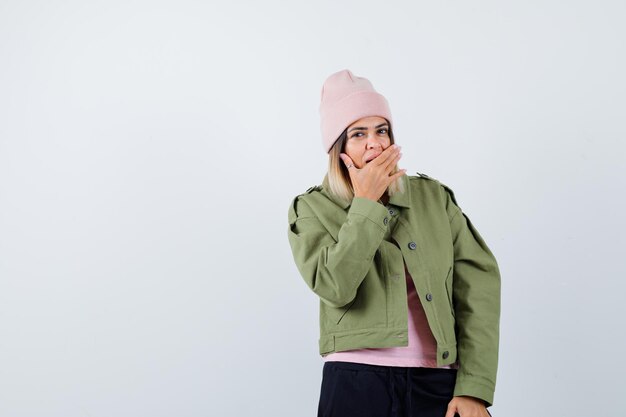 Mujer joven, llevando, un, chaqueta, y, un, sombrero rosa