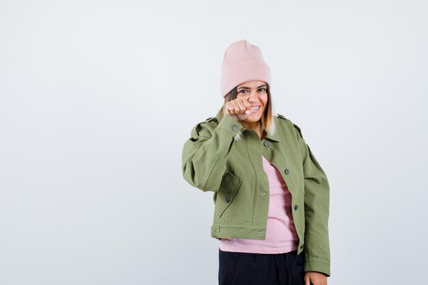 Mujer joven, llevando, un, chaqueta, y, un, sombrero rosa