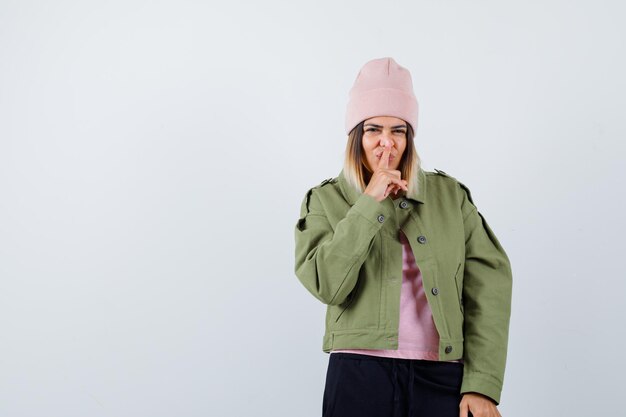 Mujer joven, llevando, un, chaqueta, y, un, sombrero rosa