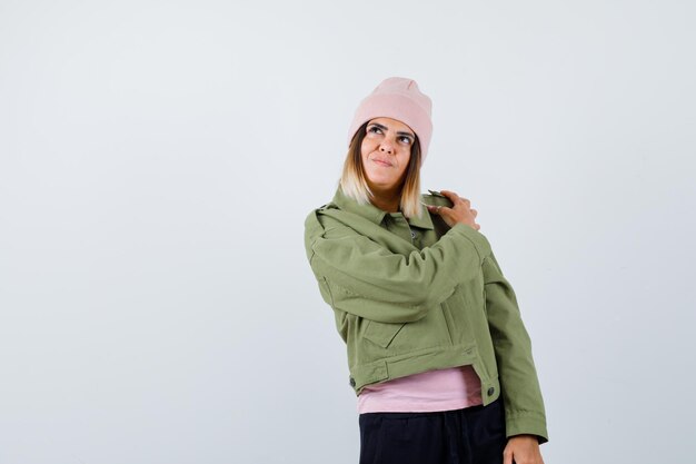 Mujer joven, llevando, un, chaqueta, y, un, sombrero rosa