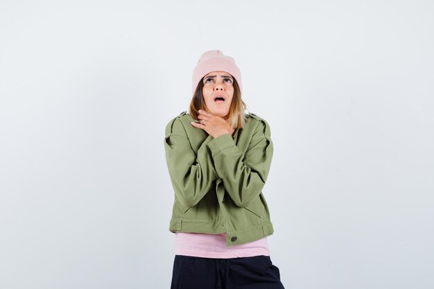 Mujer joven, llevando, un, chaqueta, y, un, sombrero rosa